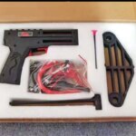 Пистолетна прашка WUSAN Pistol 20 см с пълнител » Dulotec.BG